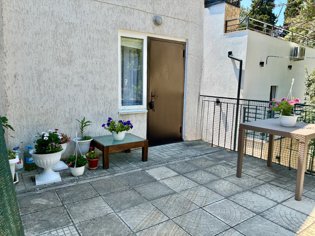 Уютная комната в частном доме  со своим двором.