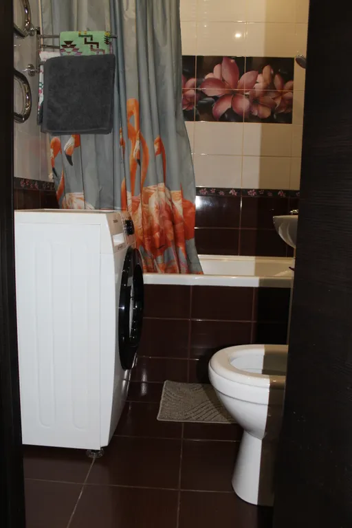 Уютная однокомнатная квартира в спокойном районе, с кроватью и диваном