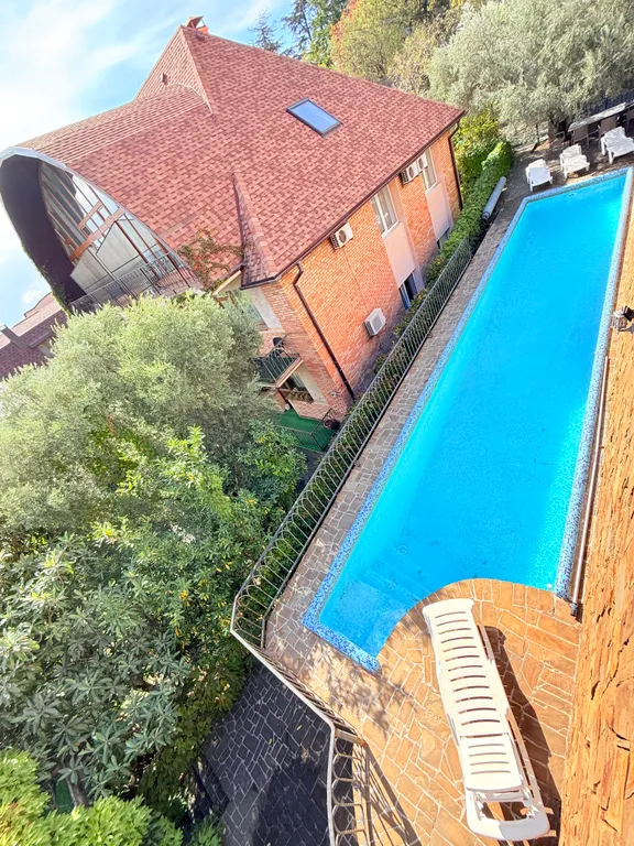 Солнце Ялты у моря с теплым бассейном