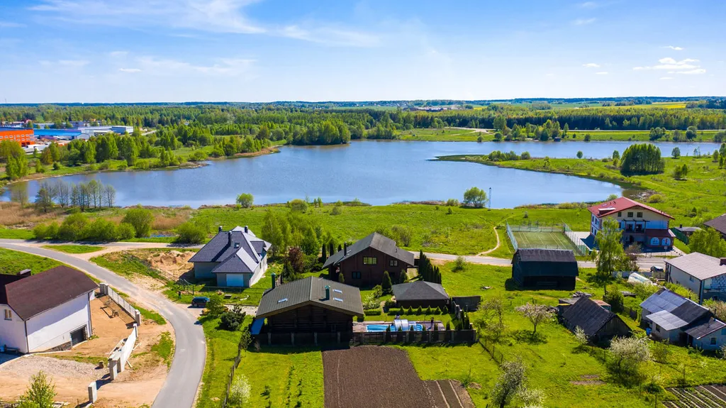 Шале с бассейном и видом на озеро