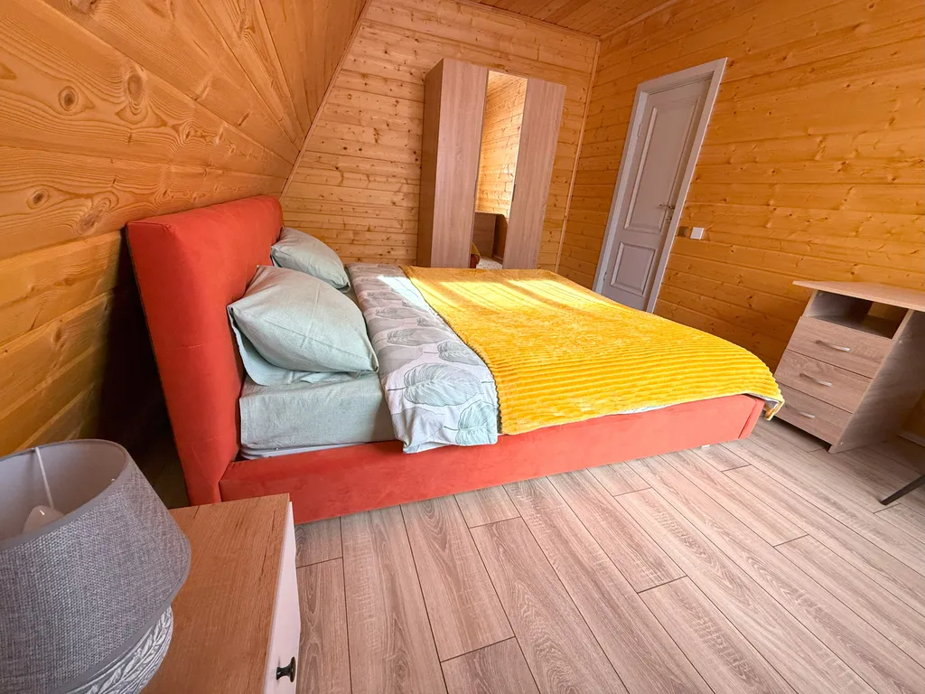 А-фрейм шалаш у леса