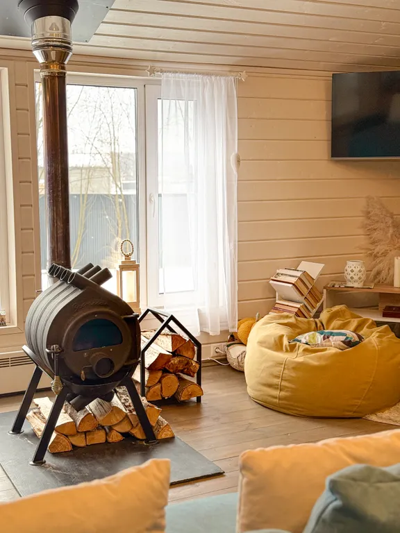 Дом в лесной сказке с видом на закат