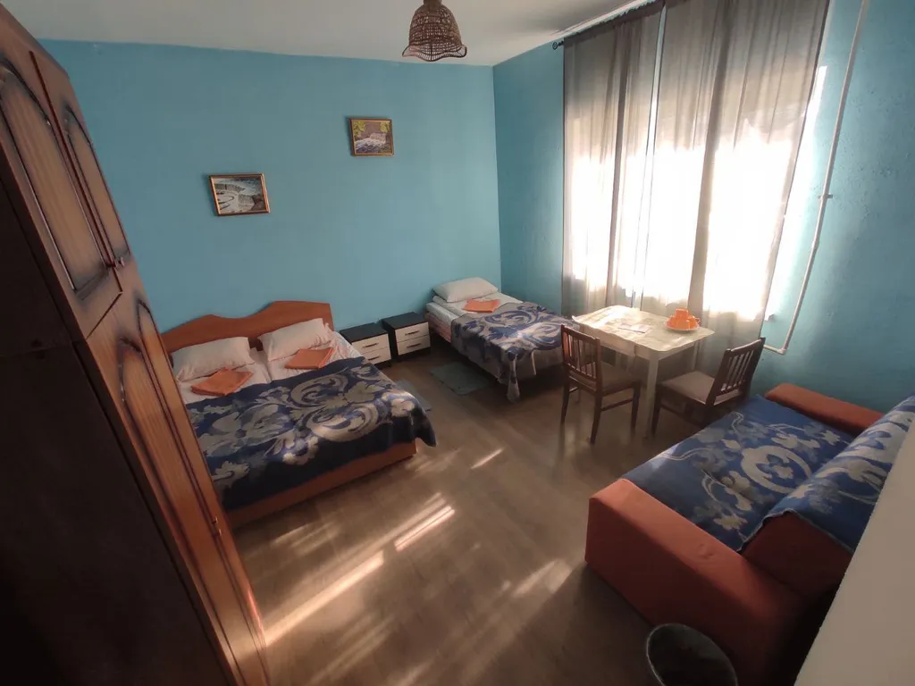 Квартира Комфортная комната с двуспальной кроватью и большим зеркалом на 1 этаж — Ульяновка