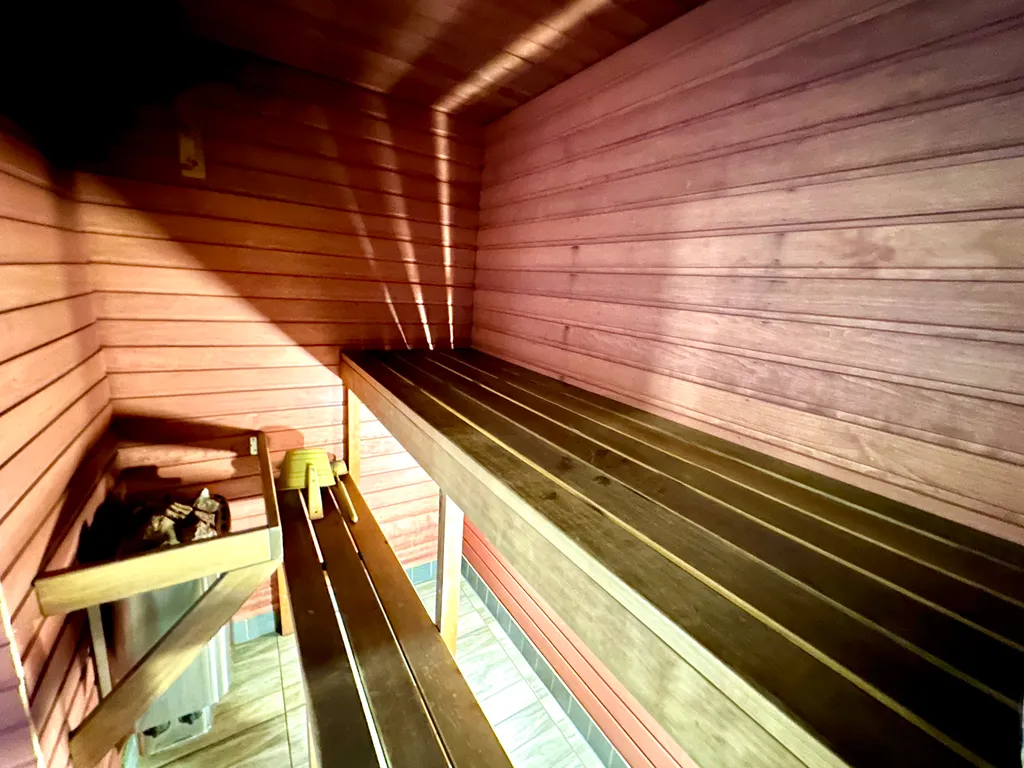 Коттедж с сауной и панорамным остеклением