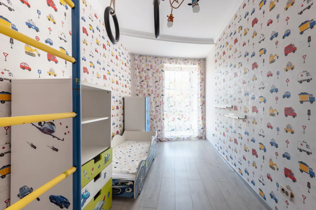 Просторная 3-кoмнатная квapтиpa с панорамными окнами в тихом центре