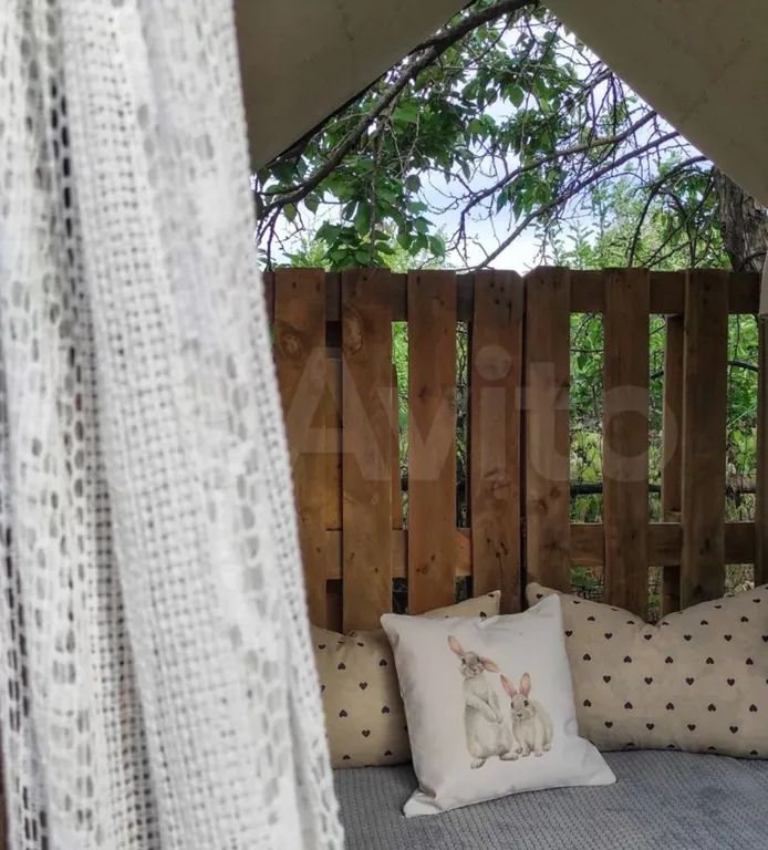 Уютный дом с беседкой у реки в тихом месте