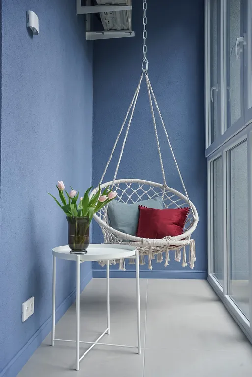 Дизайнерская студия с качелью в центре на набережной