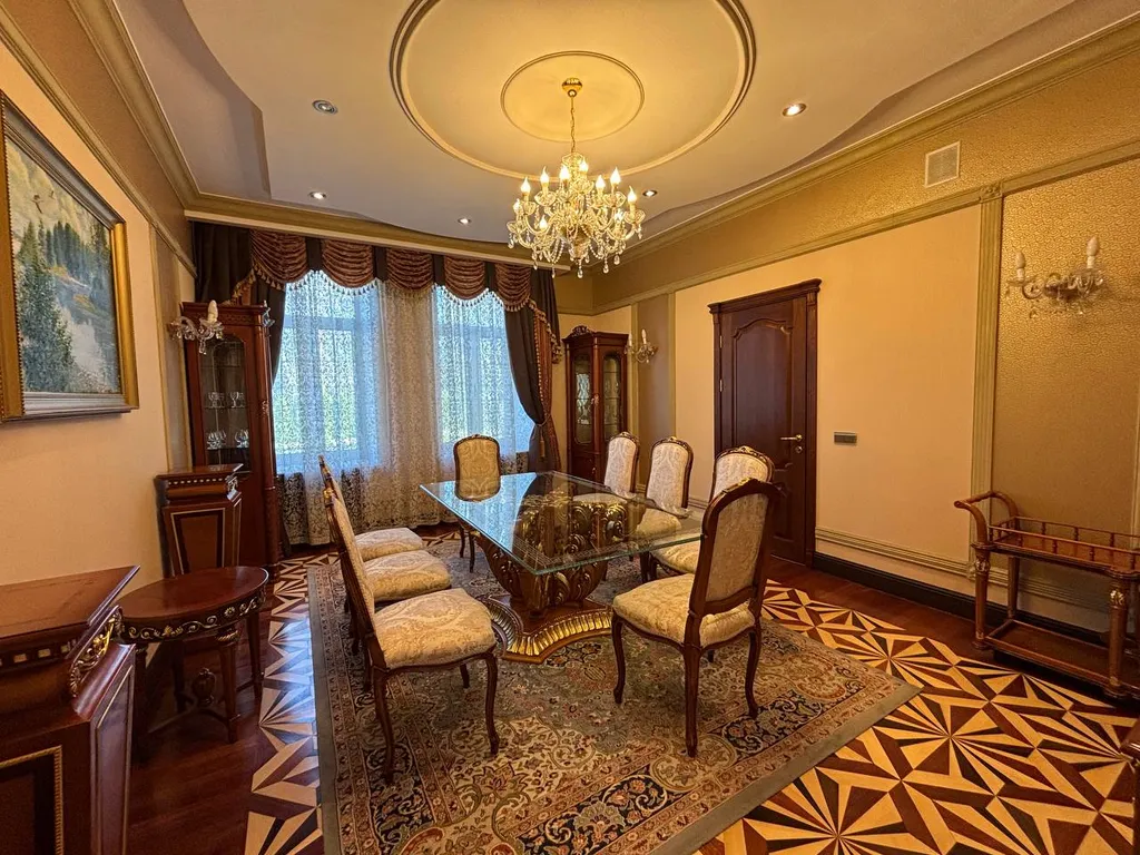 Двухэтажный коттедж с видом на парк в центре Минска