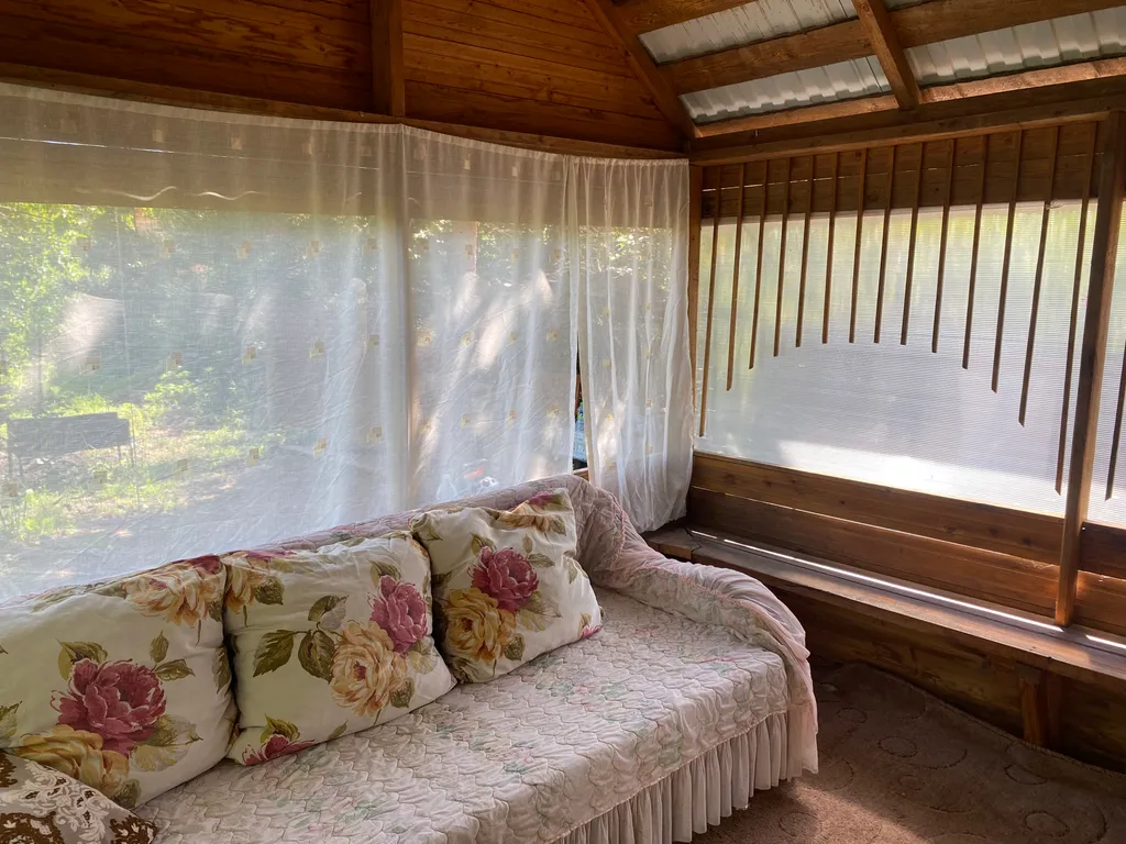 Уютная дача с садом и парковкой. До воды 200м Дача 2 эт.,3 комнаты.