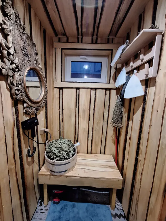 Барнхаус в лесу с розовой гостиной