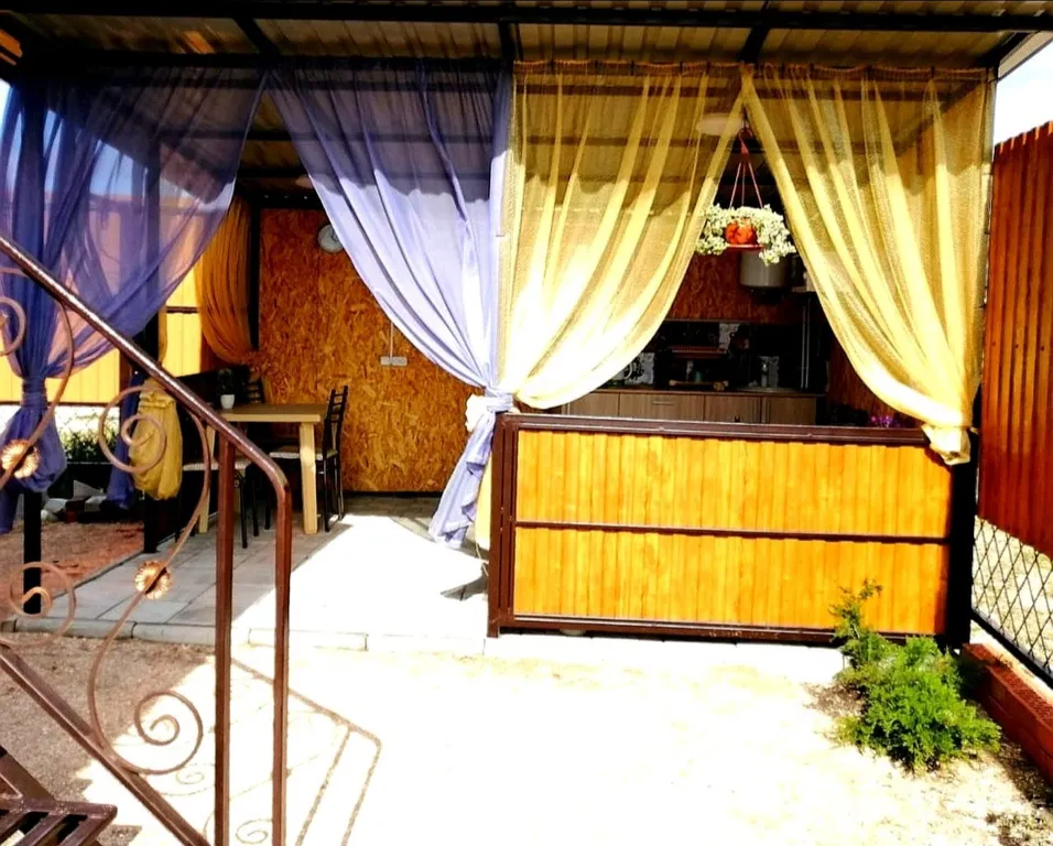 Номер со своим двором и общей кухней