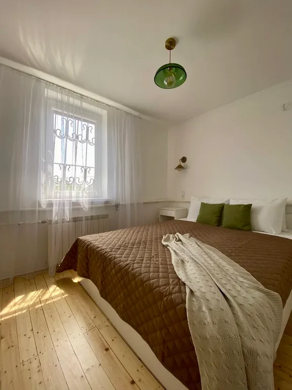 Загородный дом с садом и бассейном