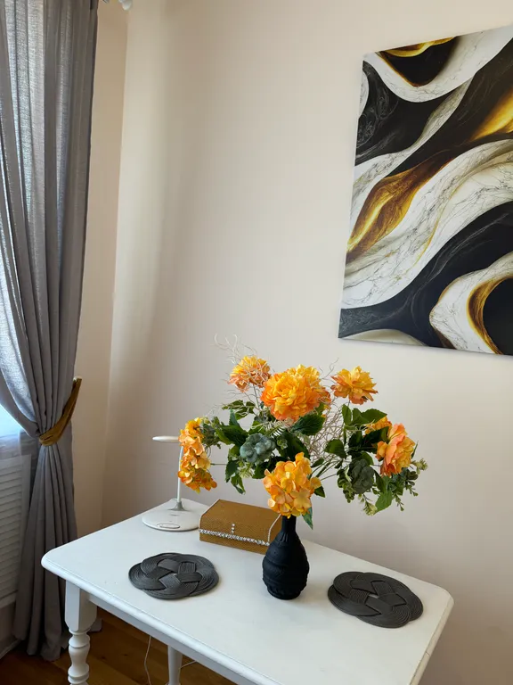 Красивая трёхкомнатная квартира в центре с видом на площадь