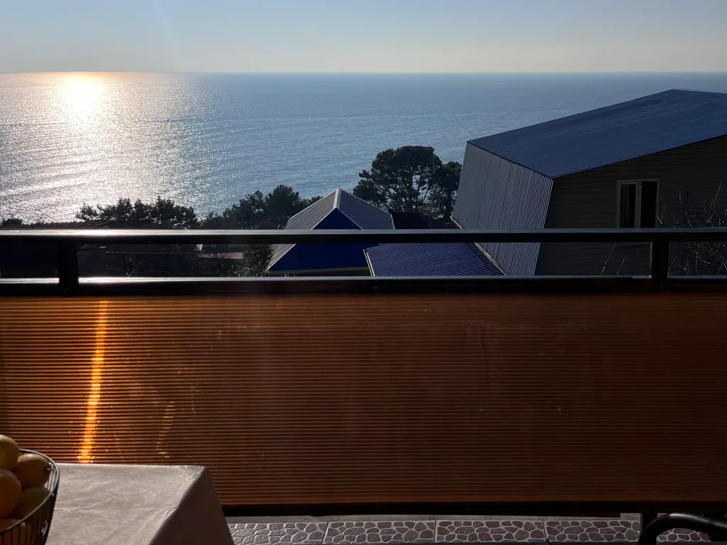 Дом на скалах с видом на море