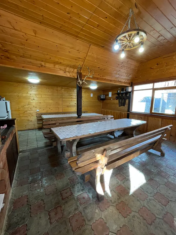 Домик у реки Дах с видом на горы