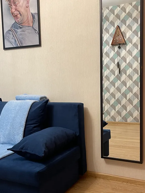 Двухкомнатная квартира с собственной террасой в неосоветском стиле