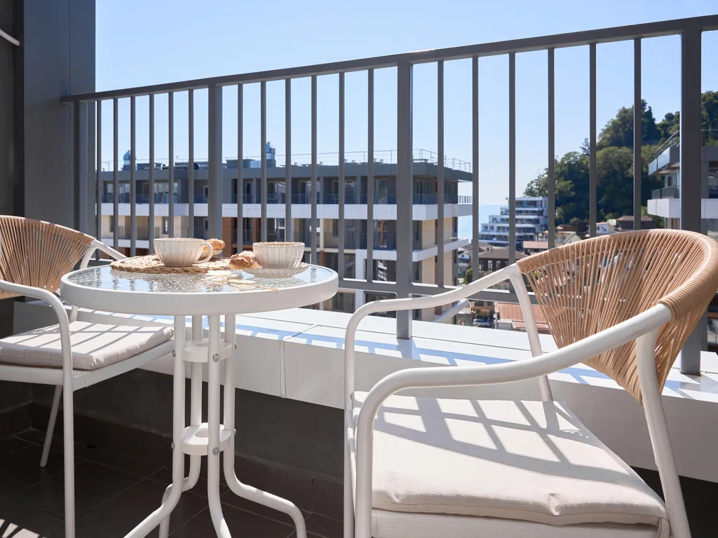 Евро двухкомнатная квартира с боковым видом на море