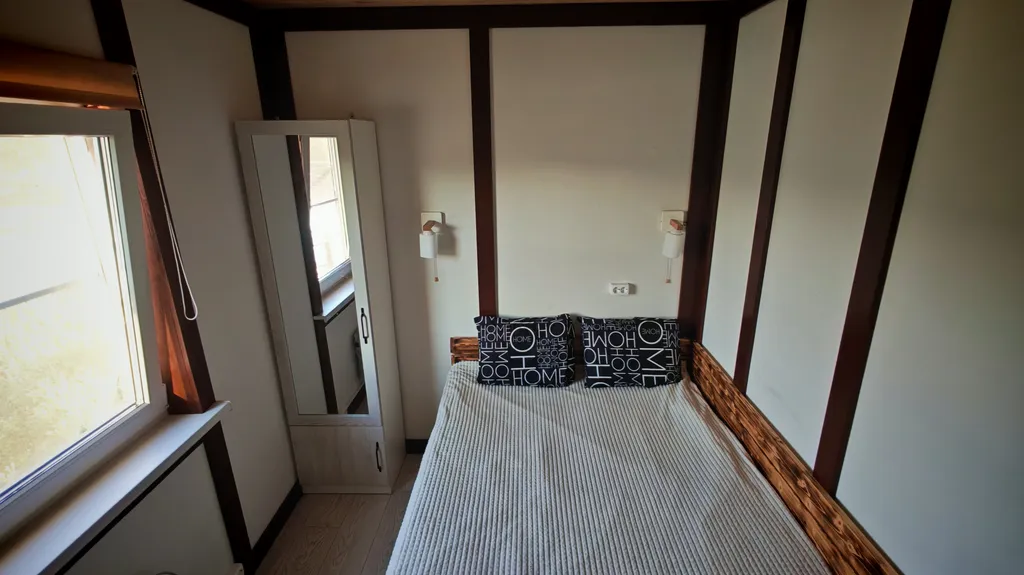 Дома и бани на берегу озера