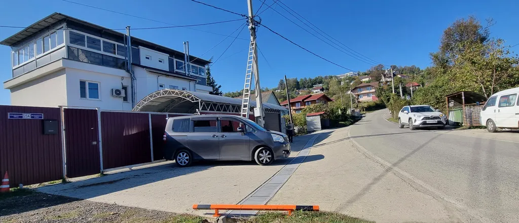 Трёхэтажный таунхаус в живописном месте с большим садом
