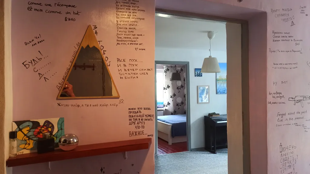 Светлая дизайнерская квартира с видом на горы и лес