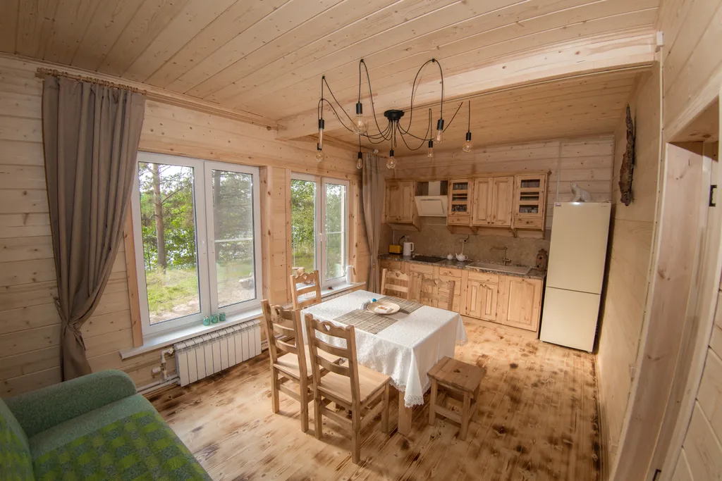 Уютный и тёплый домик на берегу реки