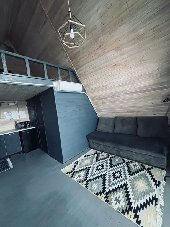 Дом в окружении гор