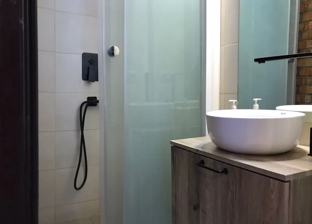 Новая студия с современным дизайнерским ремонтом