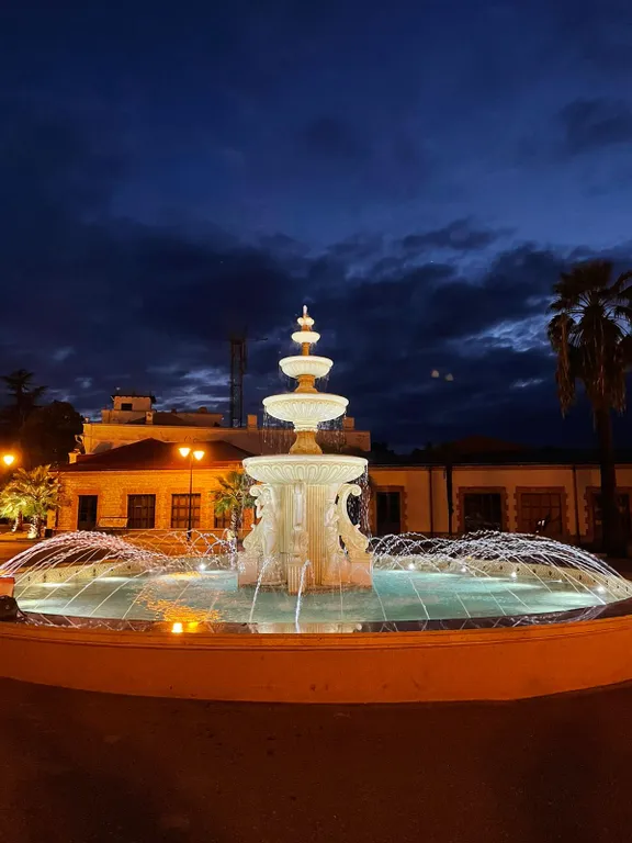 Маяк и море через дорогу