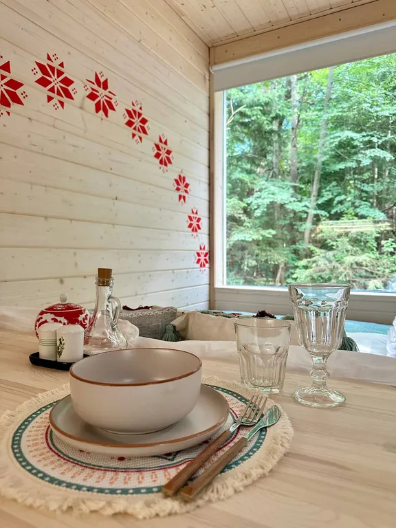 Домик в лесу в глэмпинге Сметана