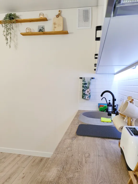 Просторная квартира с отдельной спальней недалеко от МНТК