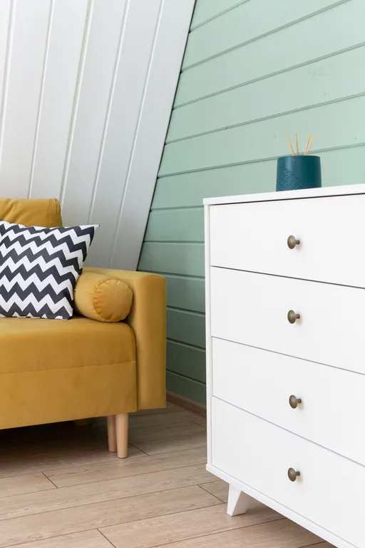 Уютный дом шалаш в лесу