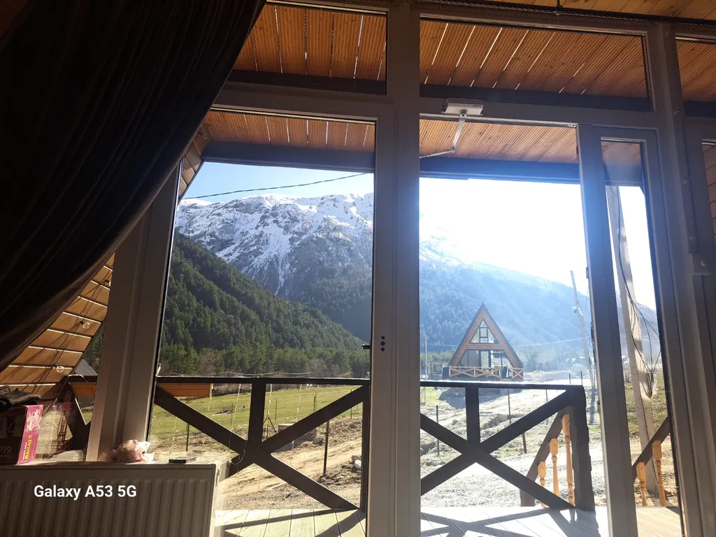 Домик с видом на горы