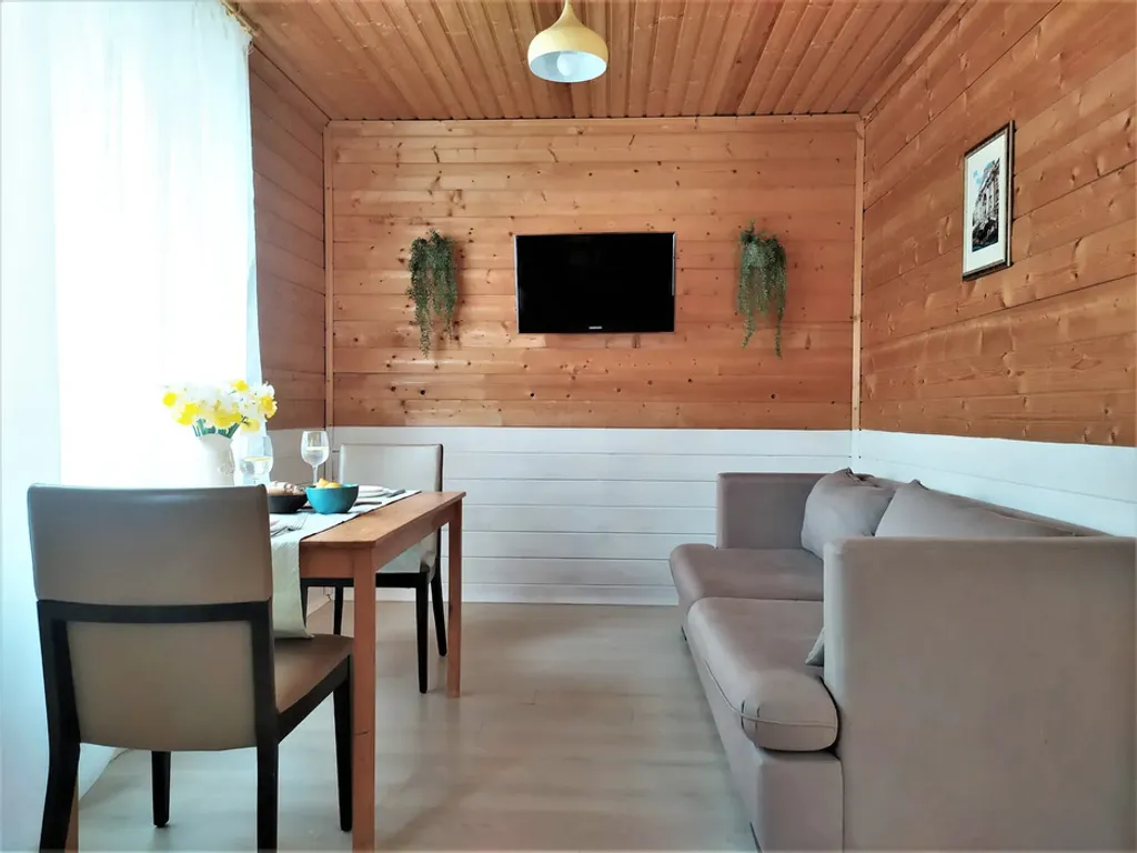 Дом с камином и с большим фруктовым садом