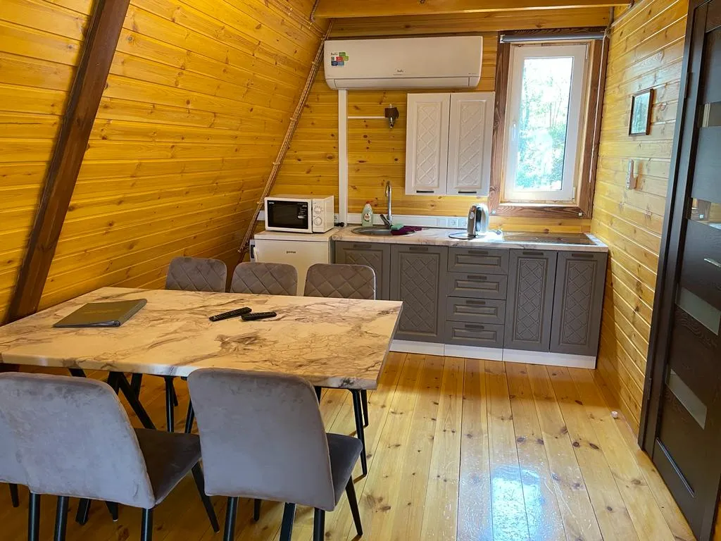 Шале у лесного озера