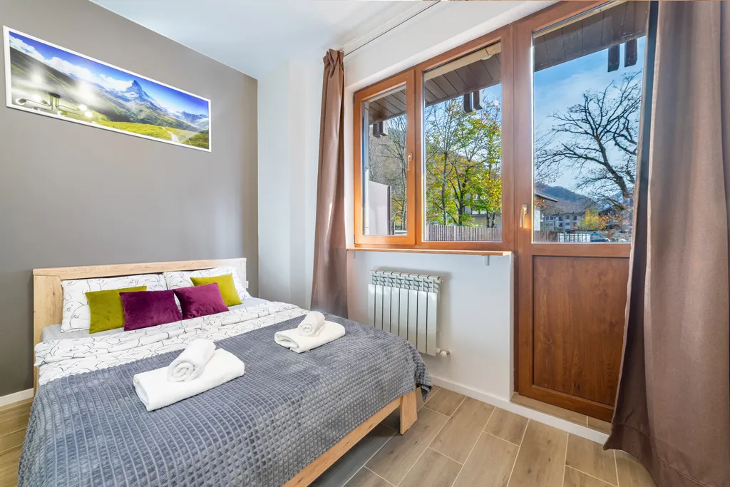 Просторная студия с балконом и видом на горы