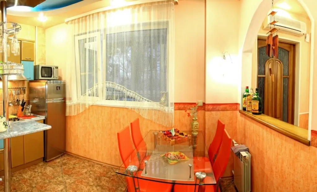 Крупногабаритная двушка с отдельным входом в центре, парковка