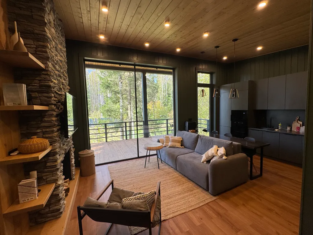 Дом у ручья в лесу