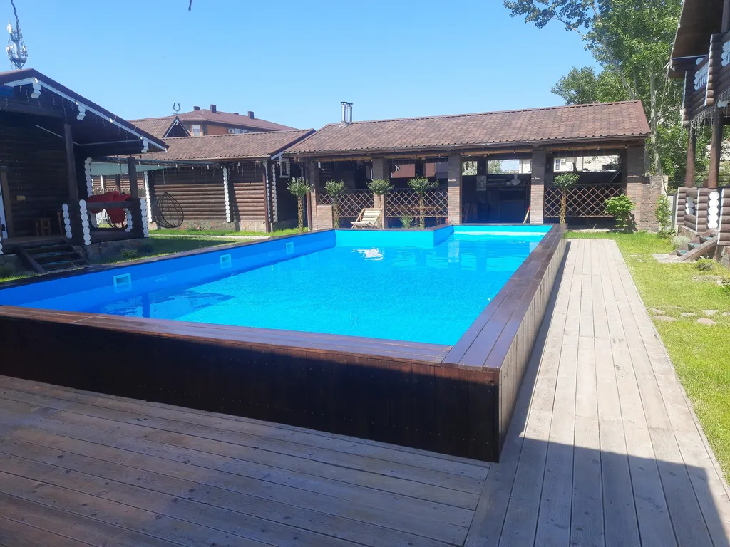 Сруб большой возле большого бассейна