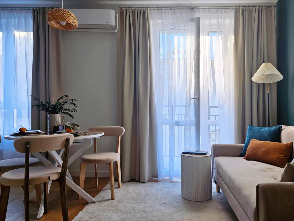 Уютная студия с проектором между морем и горами