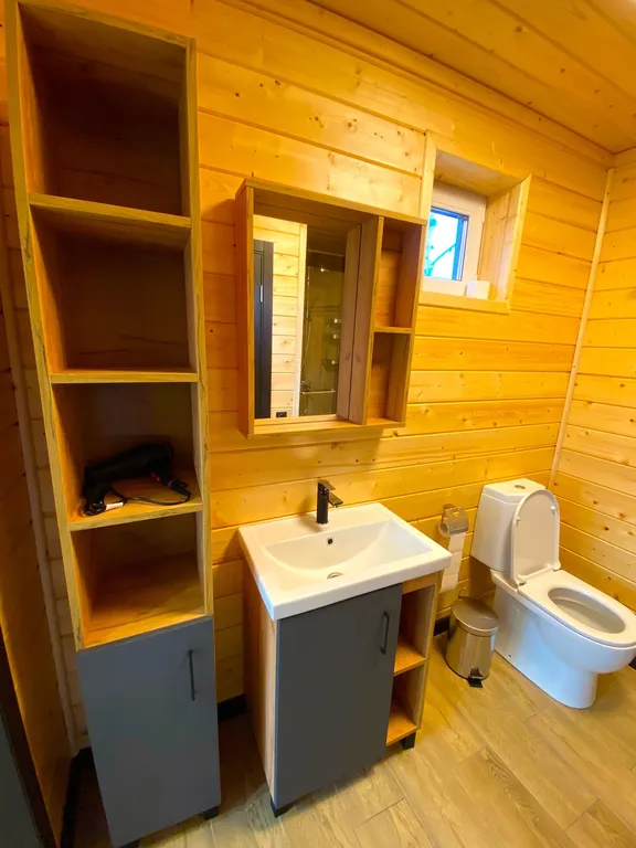 Дом Благодать у пруда с панорамными окнами