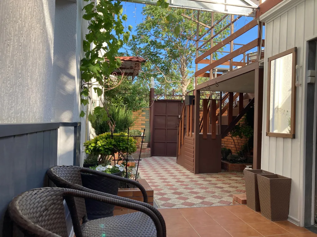 Уютная комната-люкс с балконом в частном доме