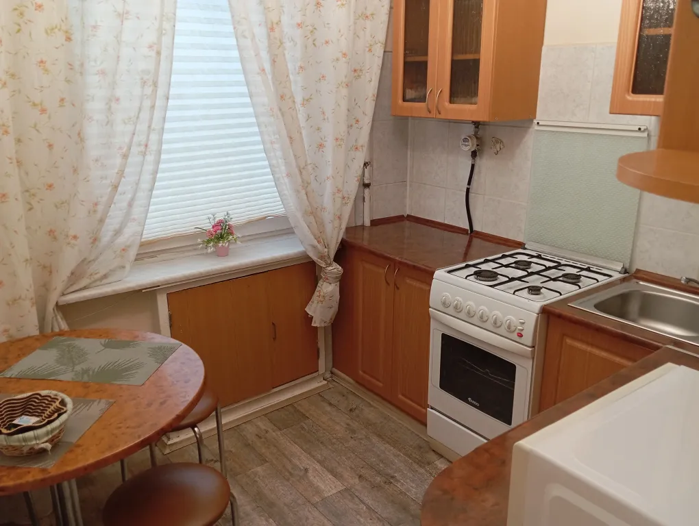 Скромная квартира с изолированными комнатами в центре