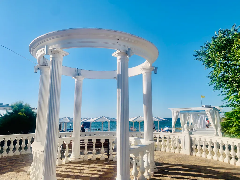 Элитная квартира с панорамным окнами витражами с видом на море