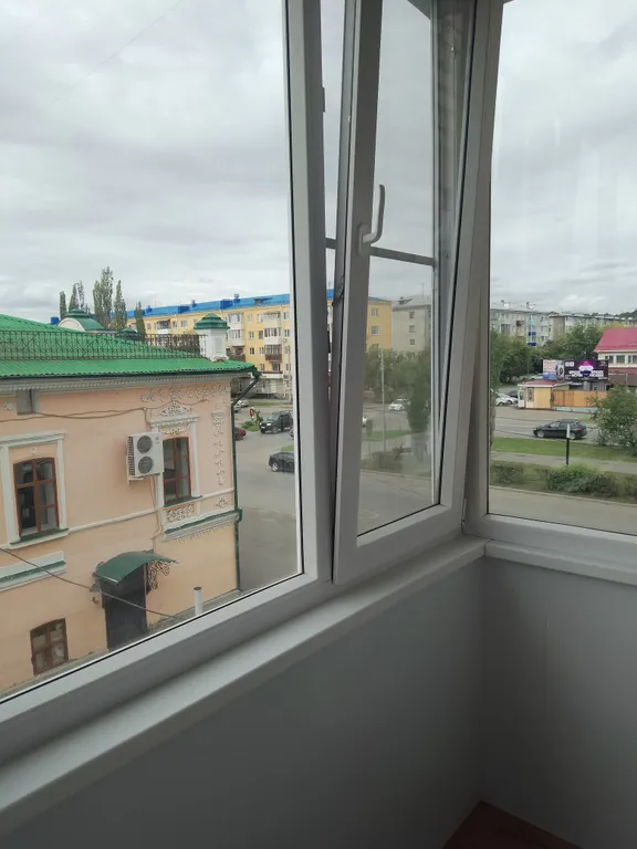 Уютная двухкомнатная квартира в центре города. Балкон застеклён