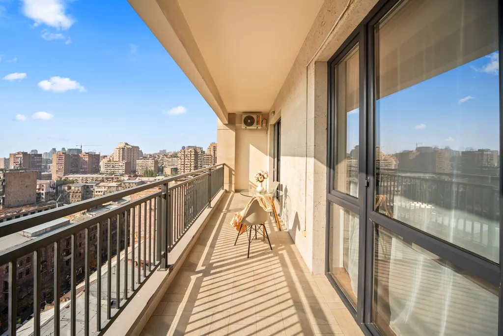 Просторная квартира с красивым видом в центре города / Стей Инн