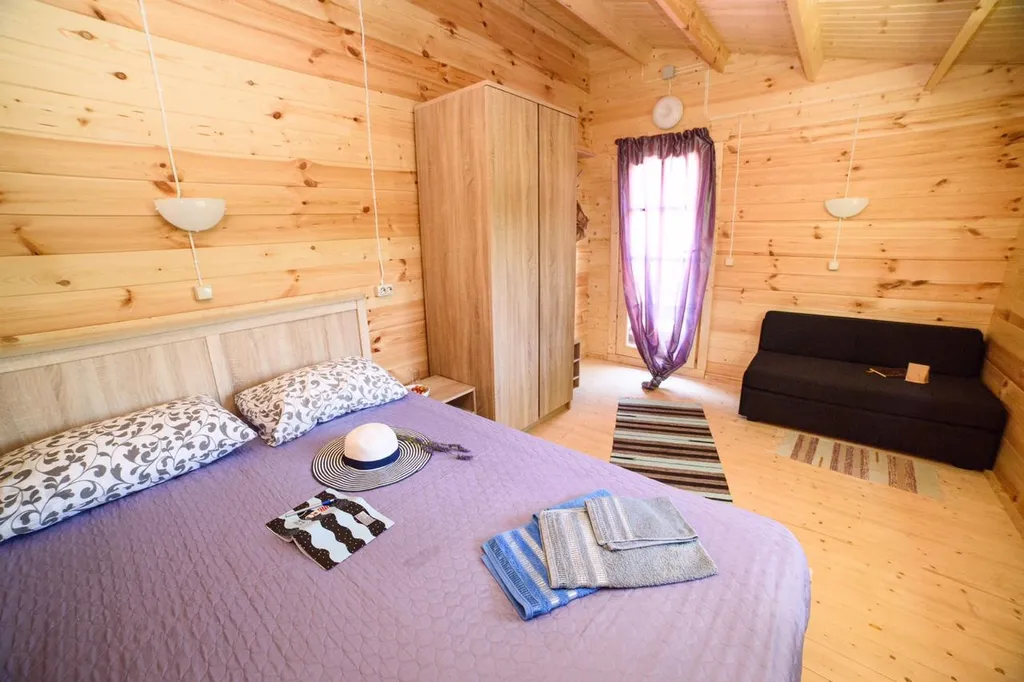 Коттедж рядом с бассейном на 4-8 человек