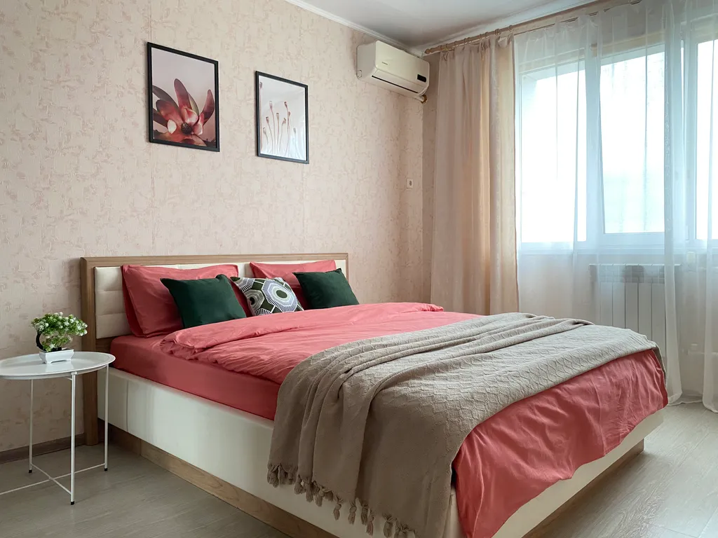 Квартира с уютным балконом и большой кроватью — аренда посуточно в Оренбург