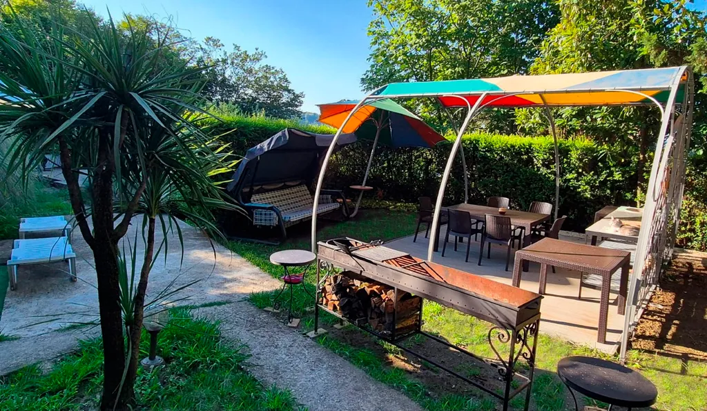 Трёхэтажный таунхаус в живописном месте с большим садом