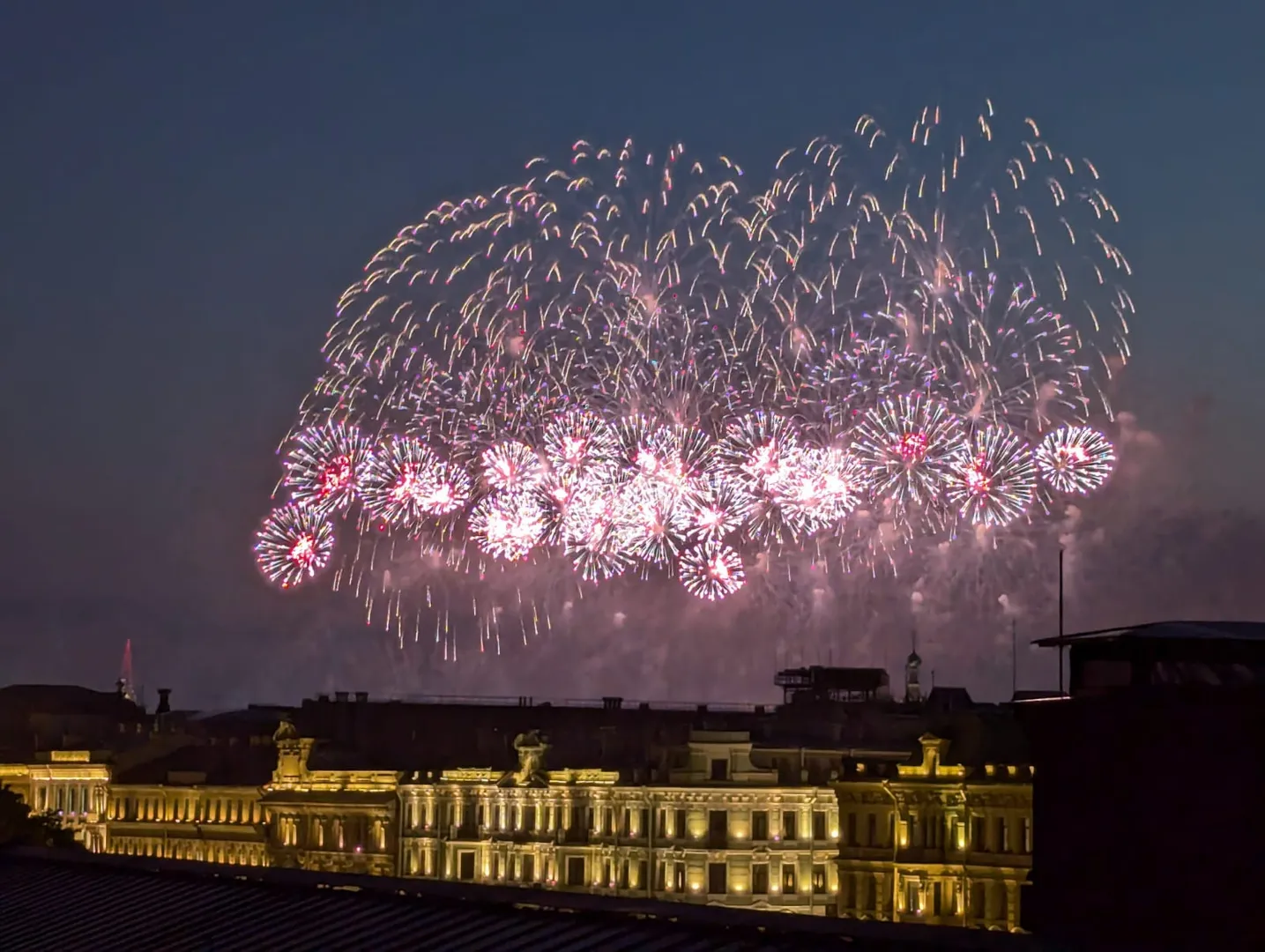 Вид из окна квартиры на праздничные фейерверки - Алые паруса 2024