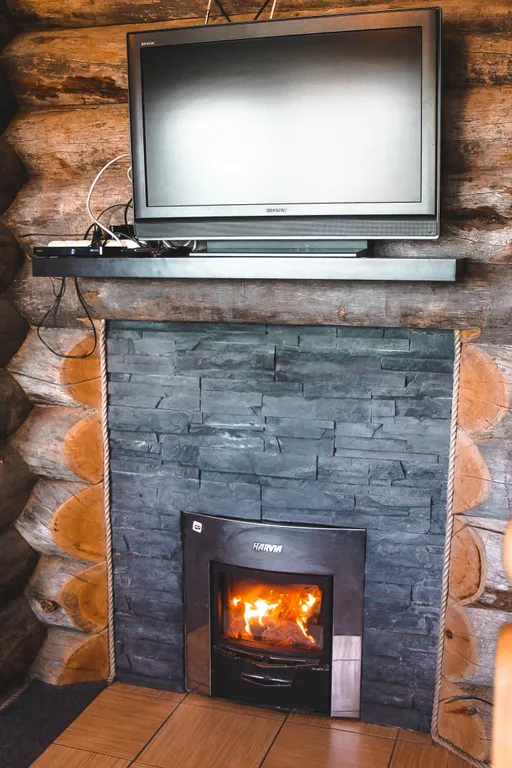 Дом у озера из натурального дерева